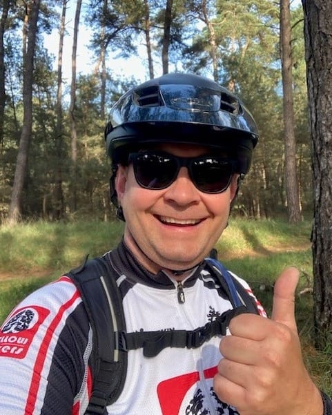 Bart op de fiets