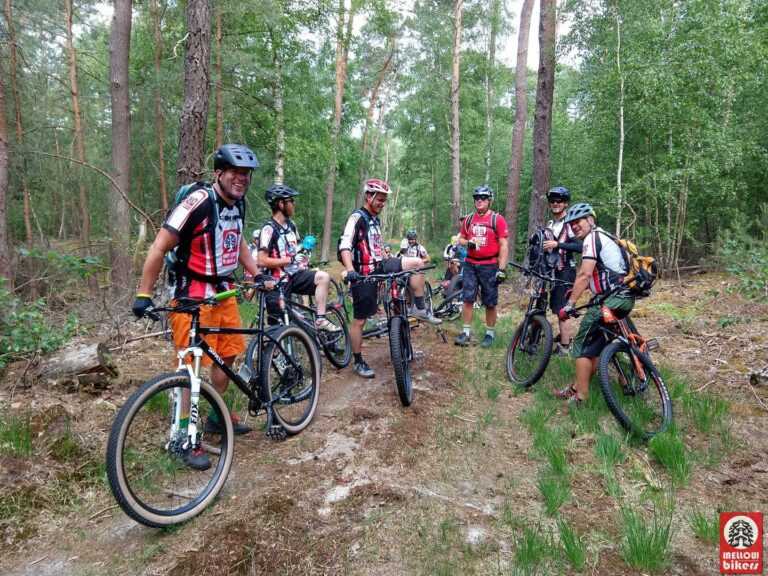 Lachend onderweg op de trail